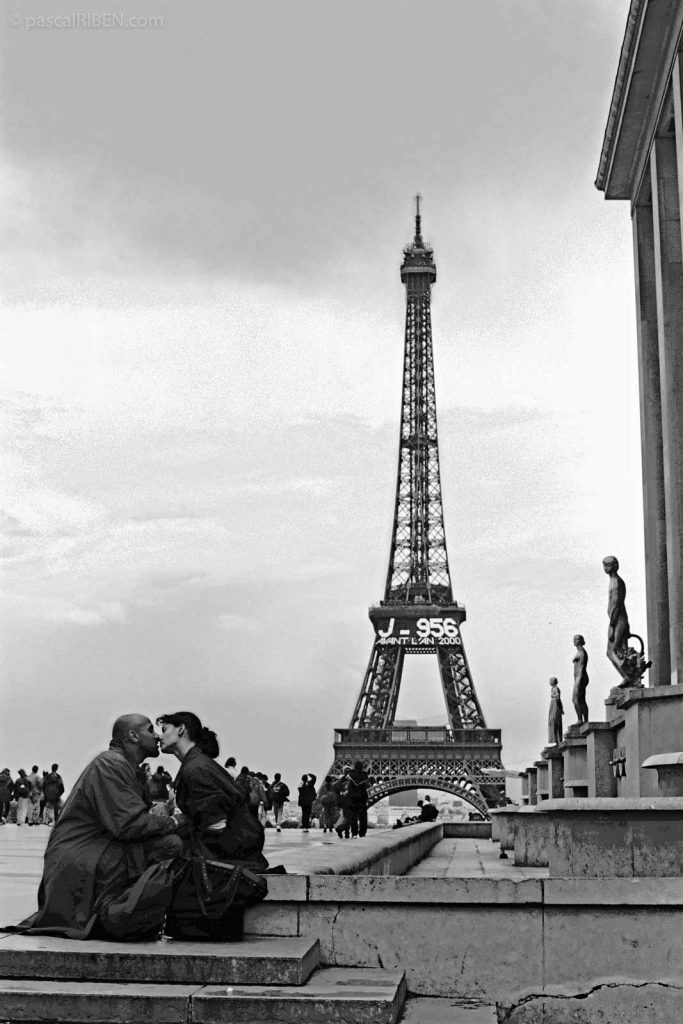 Lovers in Front of the Eiffel Tower, Paris, France, 1997 - Yashica FX, T-Max 400, 50mm Contax Zeiss f/1,4